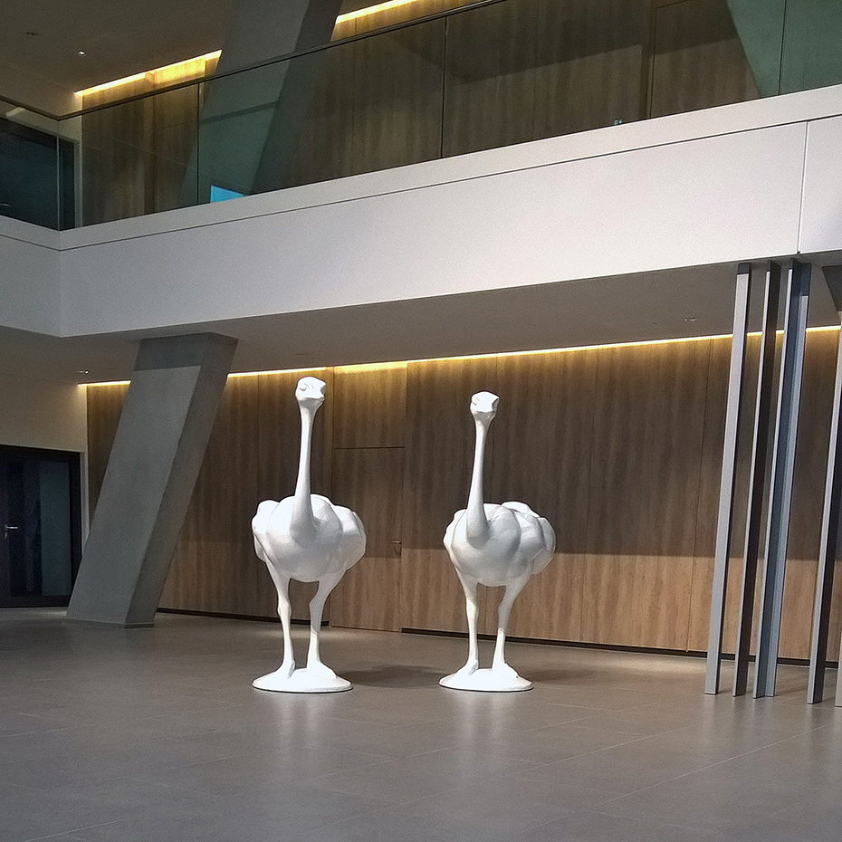 Eingangsbereich mit Strauss-Skulpturen . Neubau Headquarter Engelbert Strauss, Biebergmünd